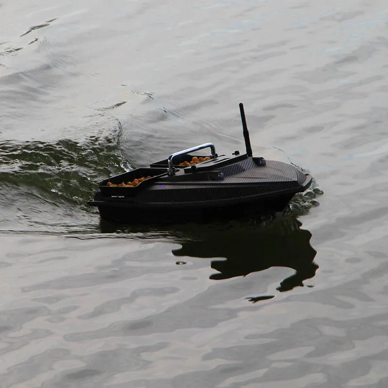 Manuowell D007 bait boat running across the water with a full load of bait